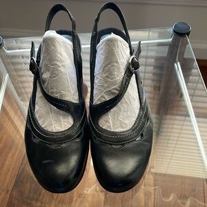 Ladies Earth Origins Black Dressy Shoes Size 8M with a 2" Heel